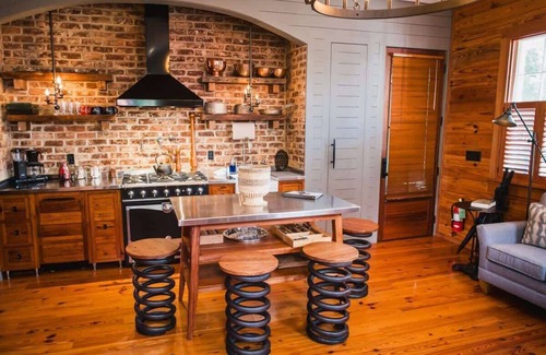 Cannonborough Elliotborough Apartment | Timeless Renovated Efficiency in Downtown Charleston