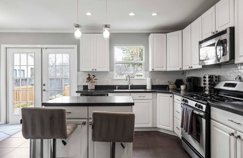 Highland House | Timeless Treasure in a Pedestrian-Friendly Locale!