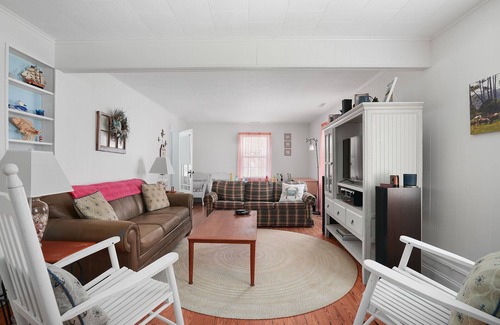 Chincoteague Cottage | Timeout - Lovingly renovated cottage close to Downtown!