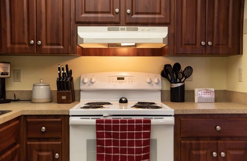 Nichols Condo | TimeOut! Spacious condo - 2 Bedroom, 2 Bath, Sleeps 6, Pool
