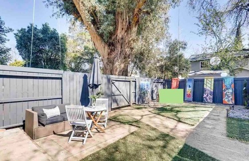 Southeastern Sacramento Apartment | TINY ART HOUSE near the beat