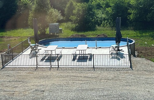 Monroe City Cabin | Tiny cabin set in back of the property. Great for a quiet couples getaway.