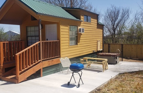 Tulsa Cabin | Tiny Cabin with Private Hot Tub on Acres