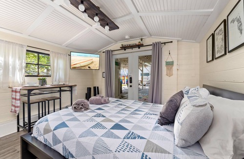 College Park House | Tiny Cottage - 3 MI to Downtown w/Grill & Hammocks