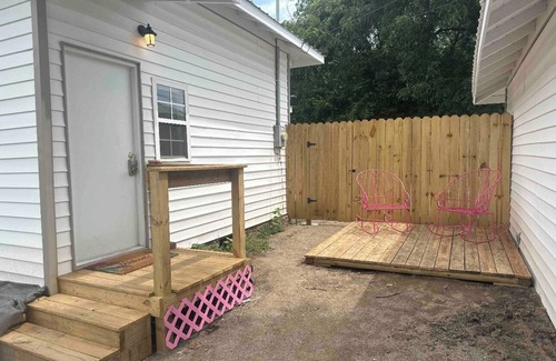 Pawhuska House | Tiny Flamingo's Nest - Cottage Near Pioneer Woman Mercantile - Pet friendly!
