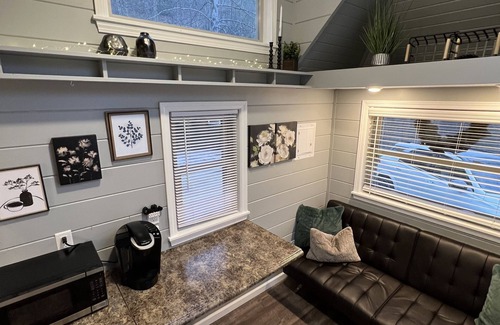 Sevierville House | Tiny home, fast wifi hot tub