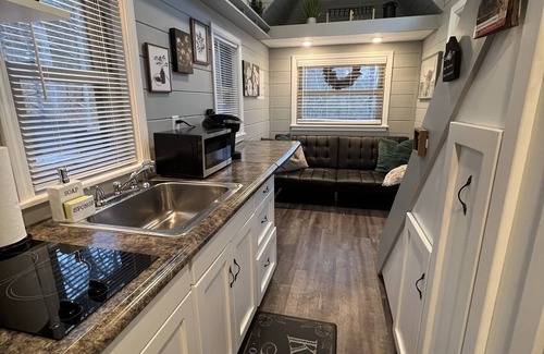 Sevierville House | Tiny home, fast wifi hot tub
