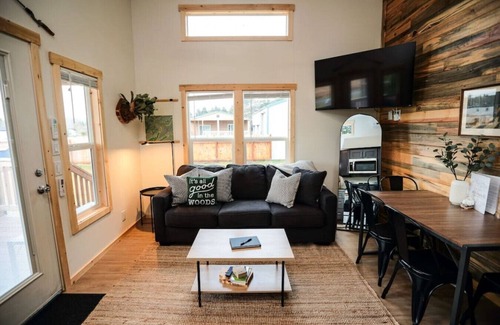 Forks House | Tiny home in the heart of Forks w/starlink & yard