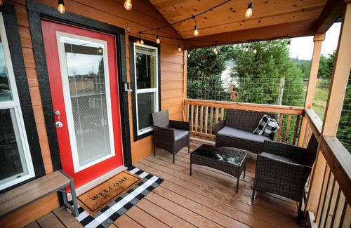 Forks House | Tiny home in the heart of Forks w/starlink & yard