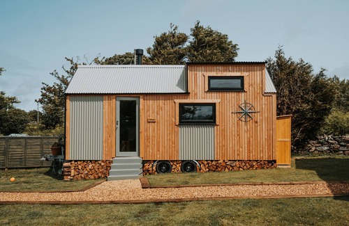 Amlwch Cottage | TINY HOME ROWAN, pet friendly, with open fire in Llanfechell