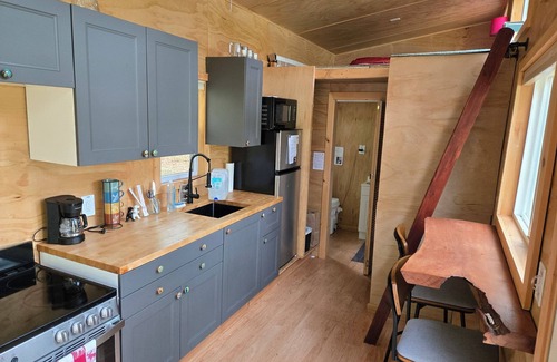 Feura Bush House | Tiny Home w/Hot Tub and Sunset View!