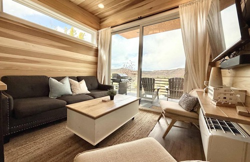 Escalante Apartment | Tiny‑Home W/King Bed, Fire Pit & Monument Views