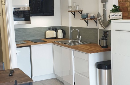 Southwick Apartment | Tiny home whole flat beach cabin, 15 mins away from Brighton Pier!
