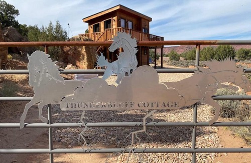 Kanab House | Tiny home with panoramic views & excellent stargazing