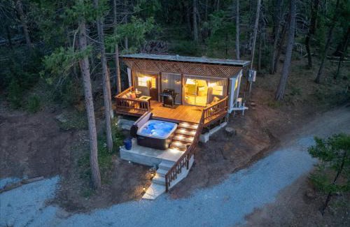 Oakhurst House | Tiny home with spa/firepit/and more