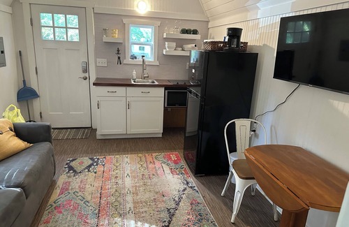 Bethera House | Tiny house 1 bedroom on 12 Acre horse farm