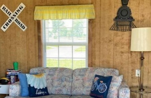 Leasburg House | Tiny House #2 – One bedroom cabin near wineries, caves, hiking & floating!