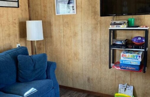 Leasburg House | Tiny House #3 – One bedroom cabin near wineries, caves, hiking & floating!