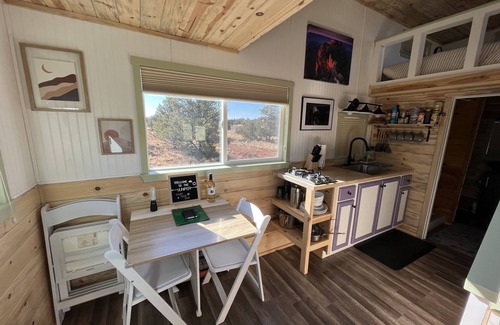 Valle Cabin | Tiny House, 30 min. to Grand Canyon and Air Conditioned!