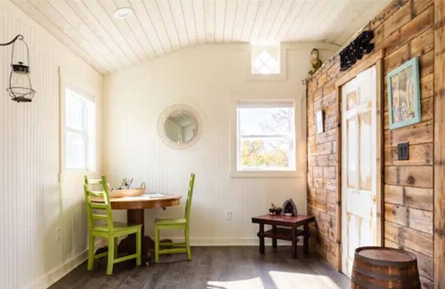 Guilford House | Tiny House Bungalow-Walk to Beach, Town and Train