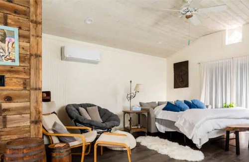 Guilford House | Tiny House Bungalow-Walk to Beach, Town and Train