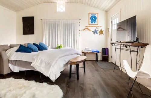 Guilford House | Tiny House Bungalow-Walk to Beach, Town and Train