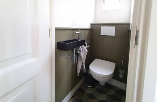 Haastrecht Cottage | Tiny house in a rural setting