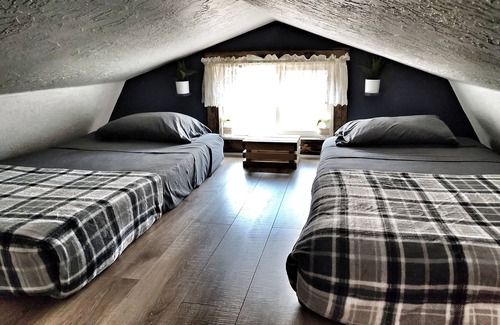 Springville House | Tiny House near Kentucky Lake, Wifi, Kayaks, Fire Pit🔥Dog-Friendly🐶Porch Swing