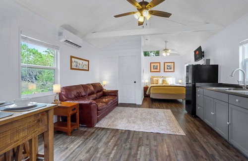 New Braunfels House | Tiny House on the Hill I Couples, stargazing