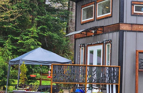 Campbell River House | Tiny House with HOT TUB!nPerfect for a getaway!nNear golf, fishing & hiking!nn