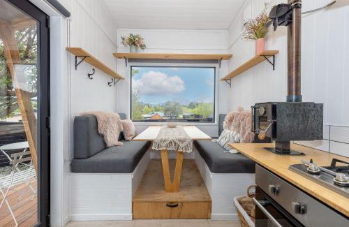 Wanaka Apartment | Tiny house with mountain views, indoor and outdoor fire, private courtyard garden