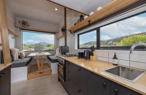 Wanaka Apartment | Tiny house with mountain views, indoor and outdoor fire, private courtyard garden