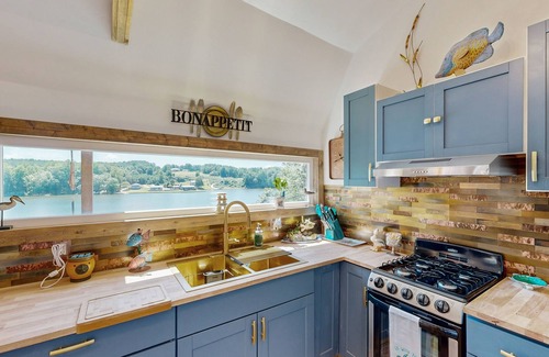Delta House | Tiny House with wifi, private W/D, lake views + dog friendly