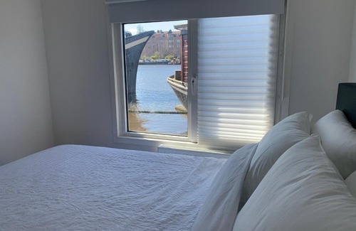 Amsterdam East House | Tiny Houseboat B&B on the Amstel River
