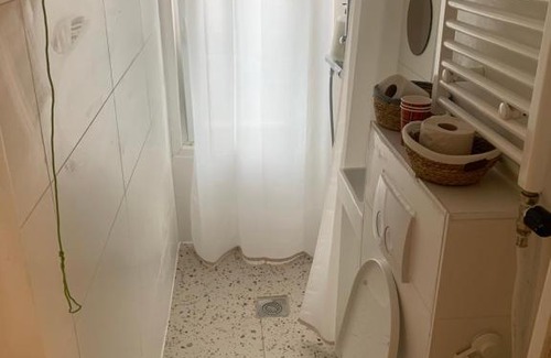 Amsterdam East House | Tiny Houseboat B&B on the Amstel River