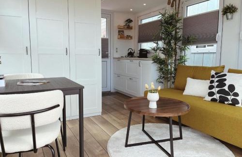 Zeewolde Boat Rental | Tiny lake houses near the beach and centre by Weltevreden Experience