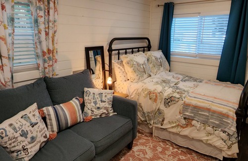 East Point Cottage | Tiny Life In East Point /Airport - Mins To Downtown