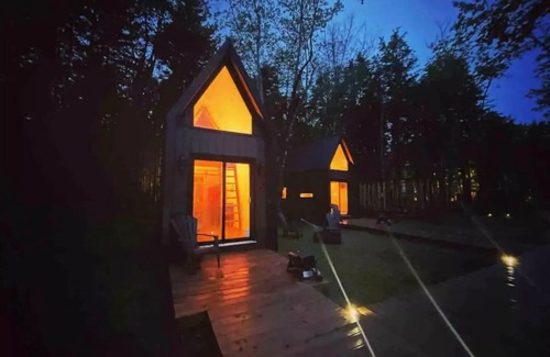 Clare House | “Tiny Three” (Private Hot Tub)