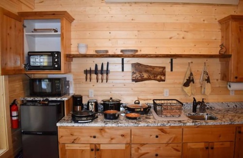 Island Park Cabin | Tiny Timber-28 miles to Yellowstone