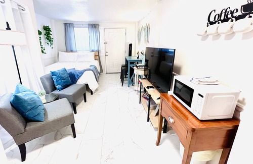 University Heights Cottage | Tiny UF Oasis Walk to Campus