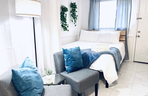 University Heights Cottage | Tiny UF Oasis Walk to Campus