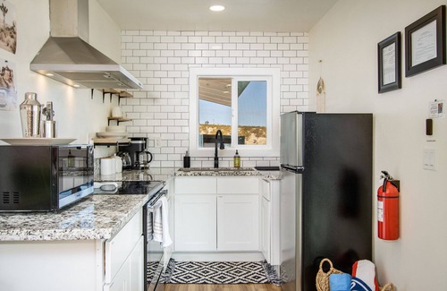 Twentynine Palms House | TinyHomeRetreat : HotTub, ColdPlunge w Scenic Road
