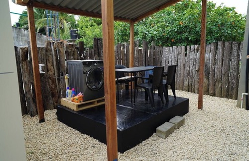 Tolu Cabin | TinyHouse with Queen Bed and Hot Water Shower Near Airport and Beach