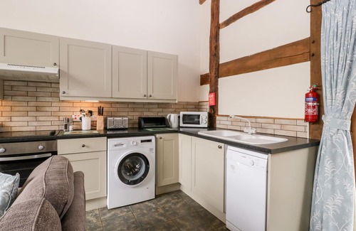 Leominster Cottage | TIPPETS VIEW, family friendly, character holiday cottage in Luntley