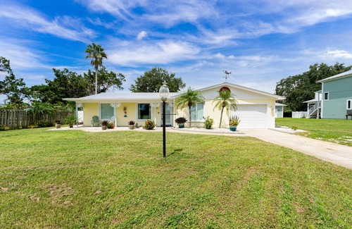 Laurel House | Tipsy Mermaid Cottage WALK or BIKE to Nokomis Beach!