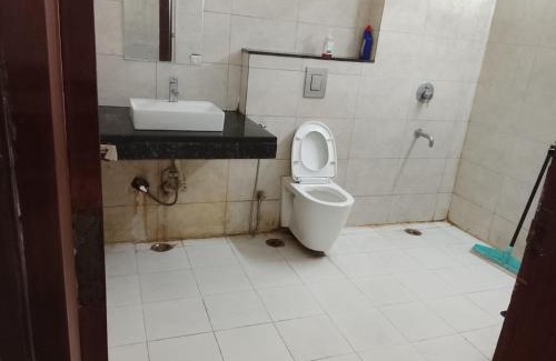 DLF Phase 3 House | Tipsyy Inn Suites 020