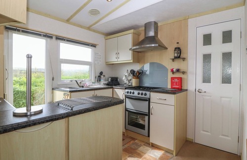Garn Fadryn Cottage | TIR GLYN CARAVAN, family friendly, with a garden in Aberdaron