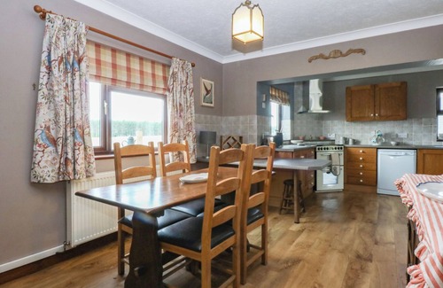 Dwyran Cottage | TIR MAWR, pet friendly, with open fire in Niwbwrch (Newborough)