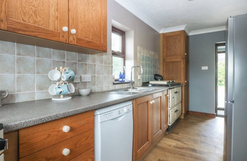 Dwyran Cottage | TIR MAWR, pet friendly, with open fire in Niwbwrch (Newborough)