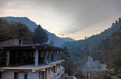 Banjar House | Tirthan Gateway Homestay